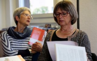 Zwei Frauen lernen Sprachen in Zürich bei Witilingua